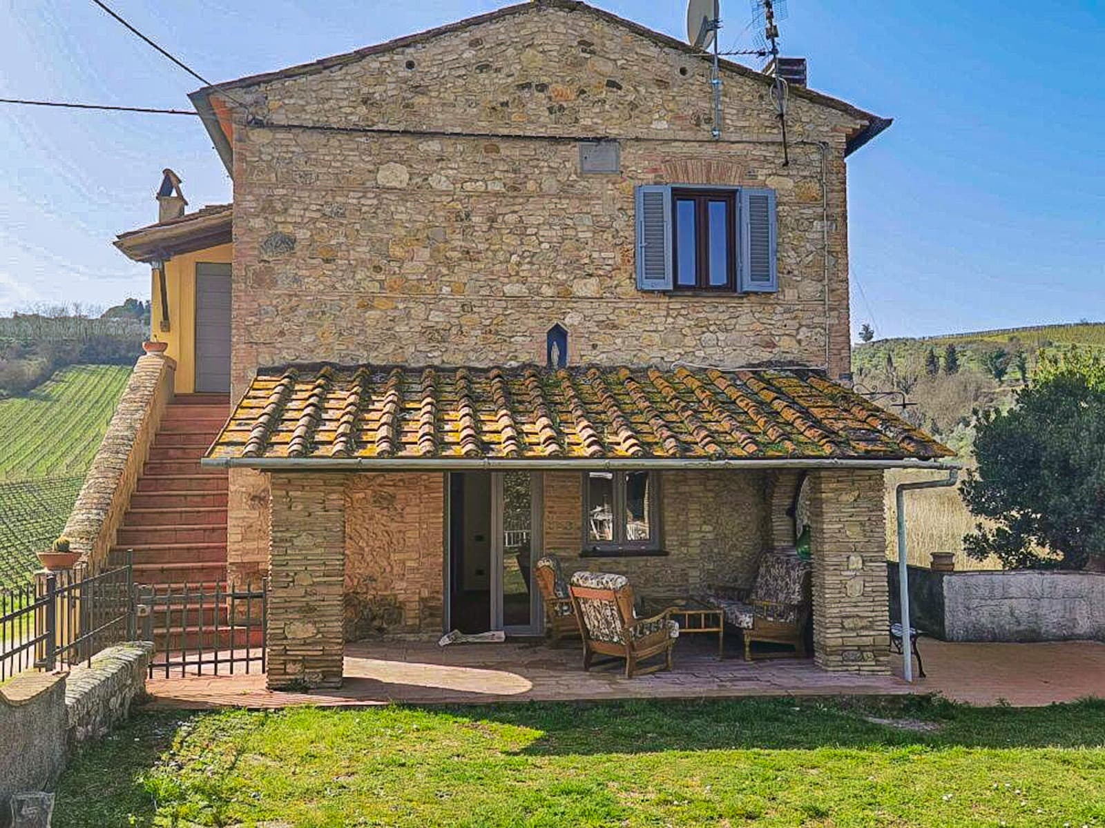 Stone farmhouse — view 2